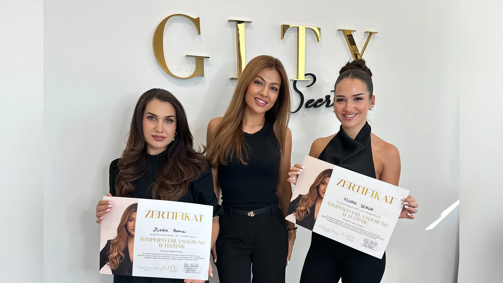 Gity mit zwei Absolventinnen und ihren Zertifikaten — Wimpernverlängerung 1:1 Technik